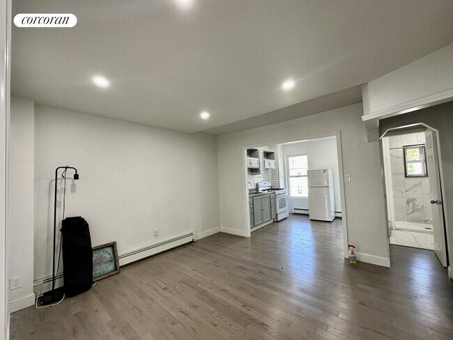 Foto del edificio - 437C Pulaski St