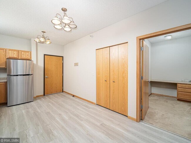 Building Photo - 1590 Parkwood Dr