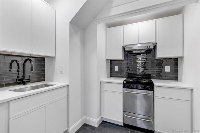Building Photo - 48 Trumbull St