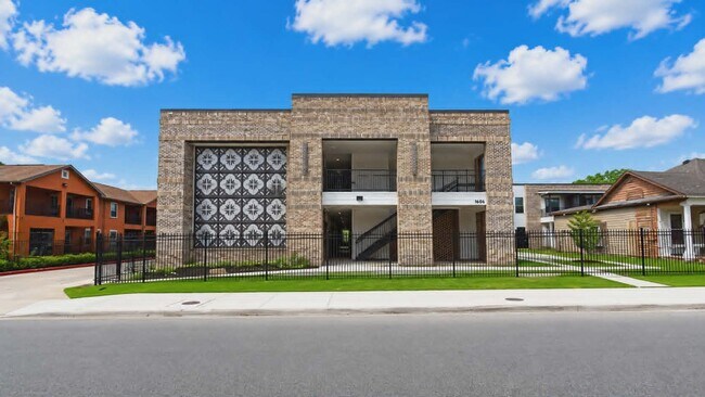 Building Photo - 1606 El Paso St