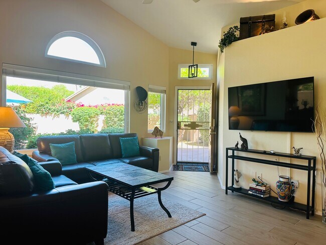 Amplia sala de estar con vista a un gran patio de losas. - 9257 E Sutton Dr