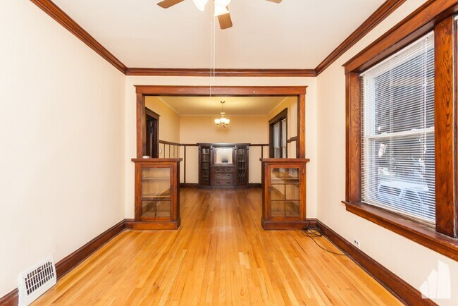 Building Photo - 3239 W Cullom Ave