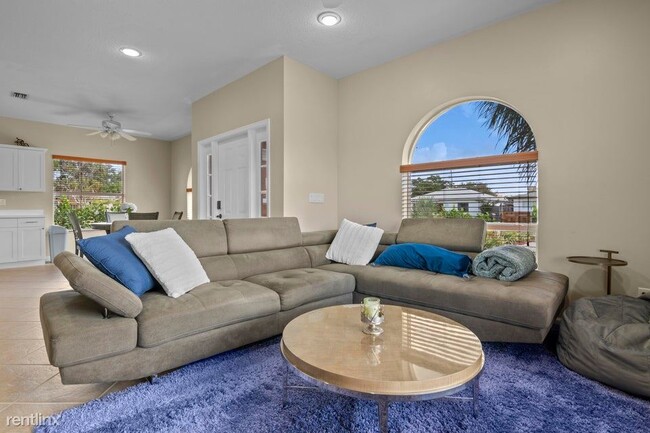 Foto del edificio - 3 br, 2 bath House - 731 S J St
