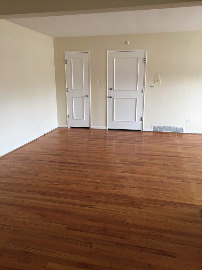 Great room - 25863 Woodward Ave