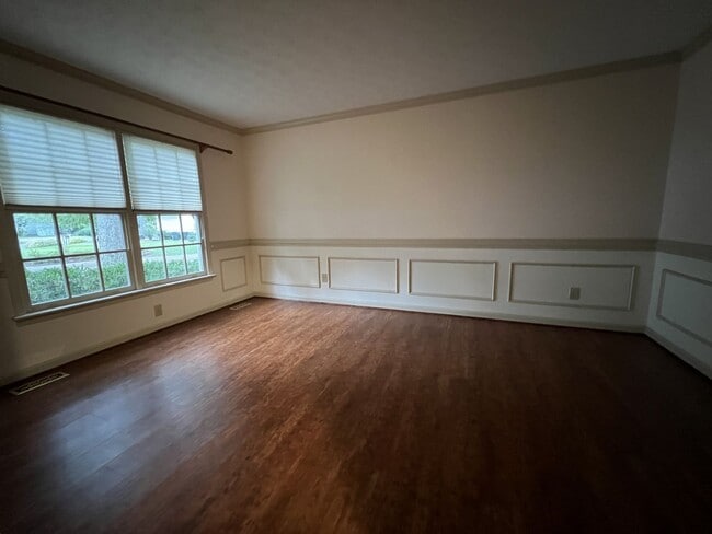 Building Photo - Spacious Home in the Woods of Tabb Neighbo...