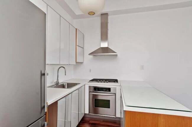 Building Photo - High-Floor Studio with Tons of Natural Lig...