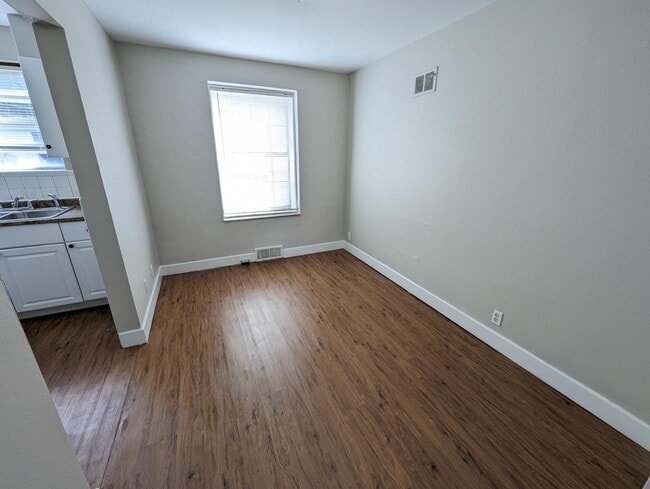 Building Photo - 3915 Jamieson Ave