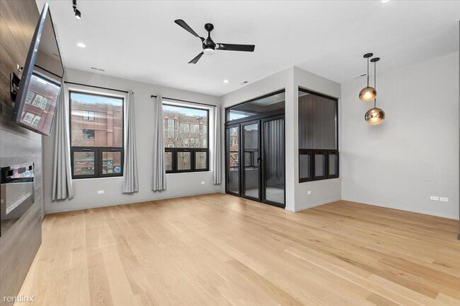 Building Photo - 2 br, 2 bath Condo - 1734 N California Ave