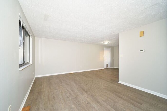 Building Photo - Newly Renovated Tri-Level In Arlington Acr...
