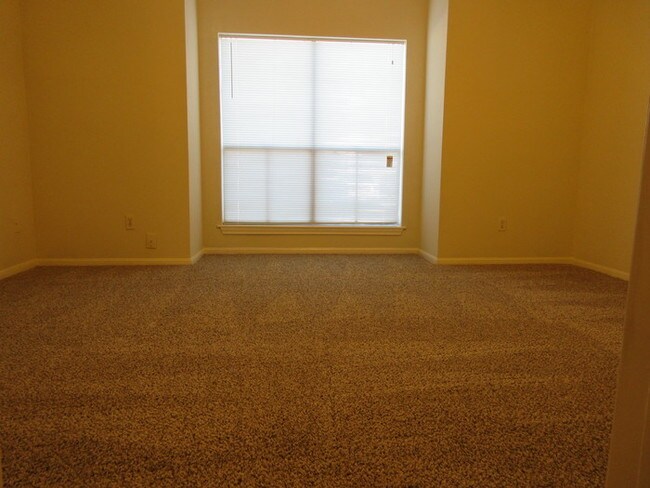 Building Photo - 3100 Walnut Bend #101