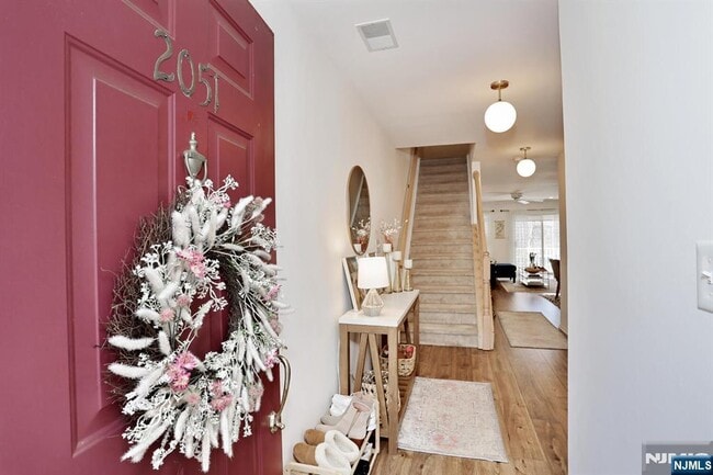 Foto del edificio - 2051 Charles