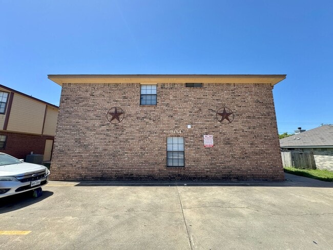 Building Photo - 904 Clairidge Ave