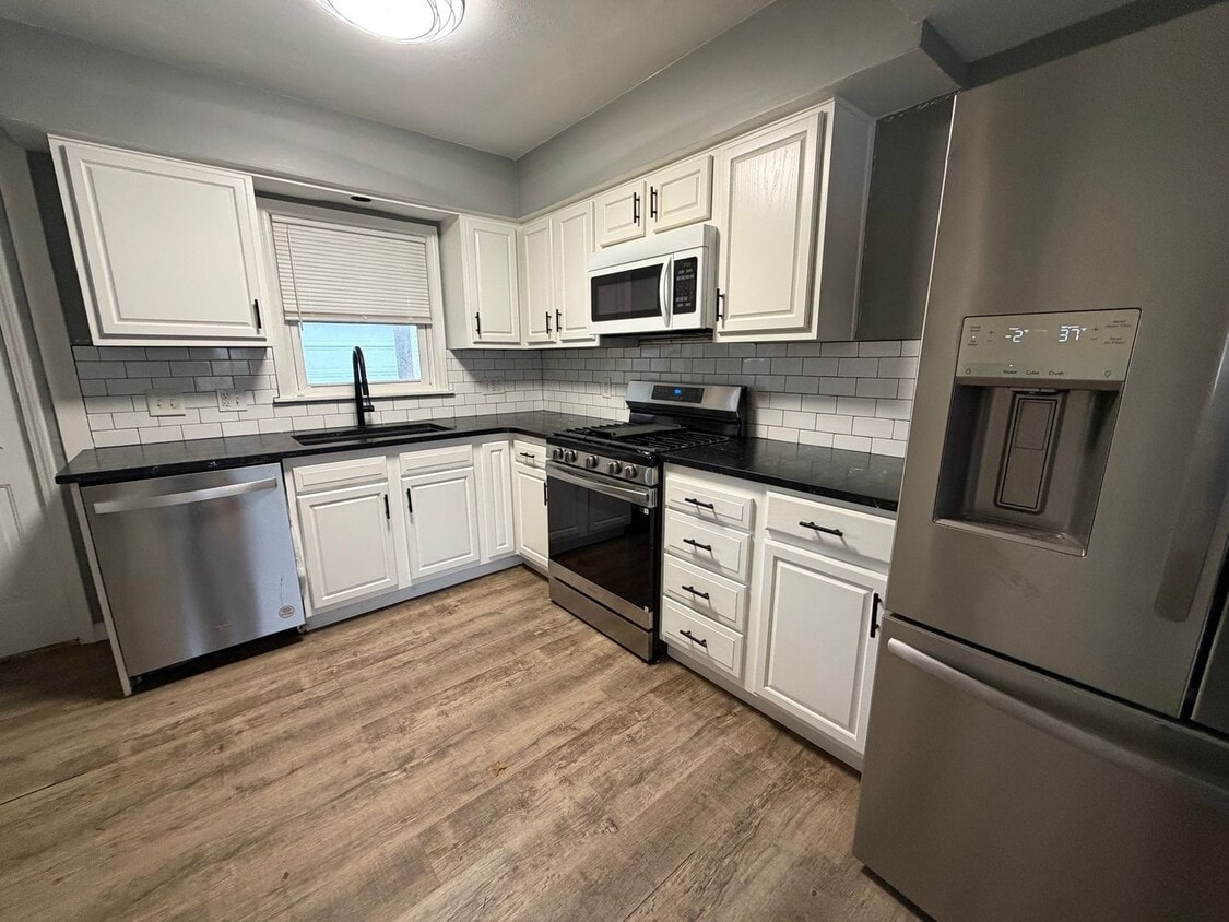 Foto principal - Spacious 4-Bedroom Home with First-Floor Convenience and Great Outdoor Space