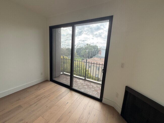 Foto del edificio - 8811 Burton Way