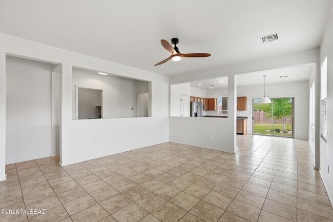 Foto del edificio - 584 N Highlands Grove Ln