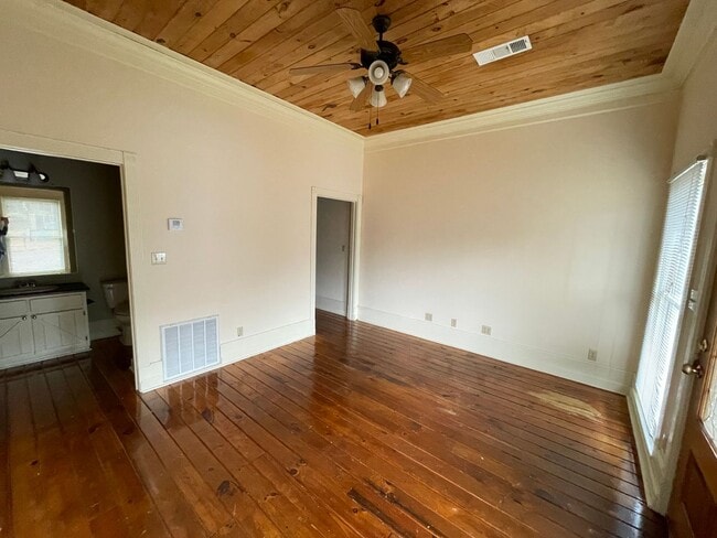 Building Photo - Efficiency 1BR/1.5BA FOR RENT