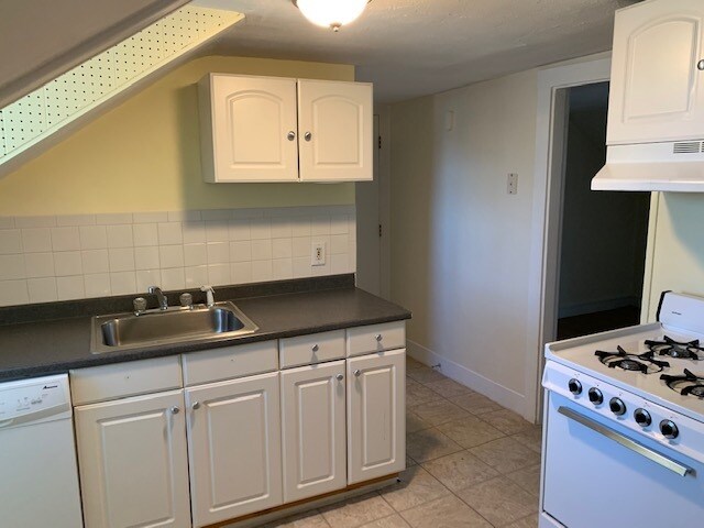 Kitchen - 157 School St