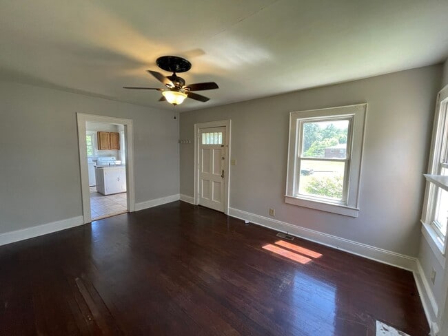 Building Photo - Freshly painted 2 bedroom 1 bathroom house...