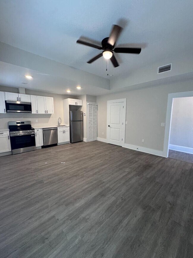 Foto del edificio - 300 E 3rd St