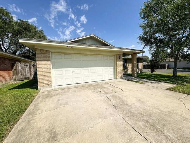 Building Photo - 702 Monterrey Dr