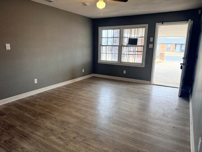 Foto del edificio - 1801 E 2nd St