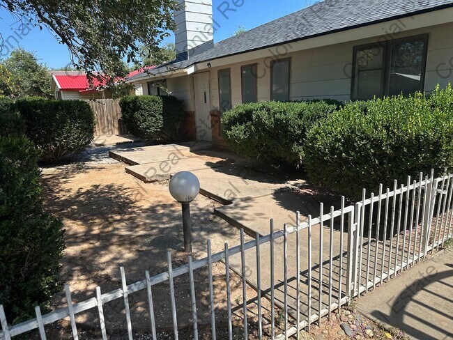 Building Photo - 801 N Walnut St