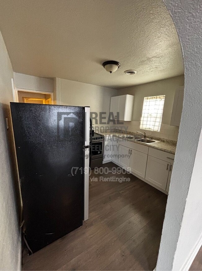 Building Photo - 1428 E Orman Ave