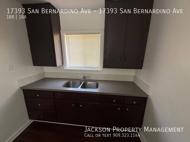 Foto del edificio - 17393 San Bernardino Ave