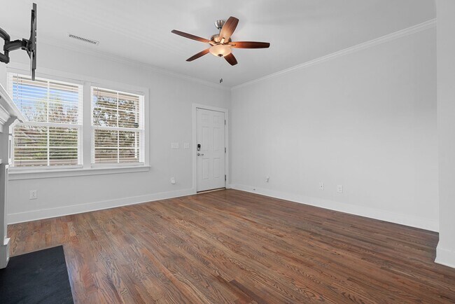 Building Photo - Beautifully Updated 3 Bedroom, 2.5 Bathroo...