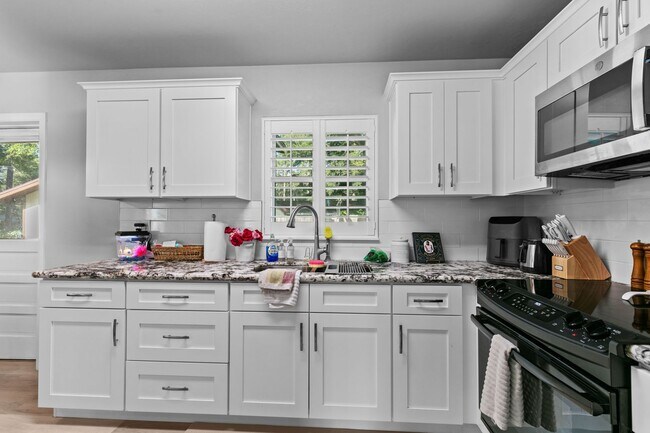 Building Photo - Beautifully Renovated 3 Bedroom 1 Bath Hom...