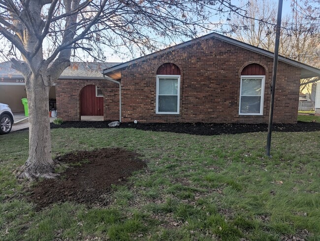 Building Photo - 906 N Wagon Wheel Trl