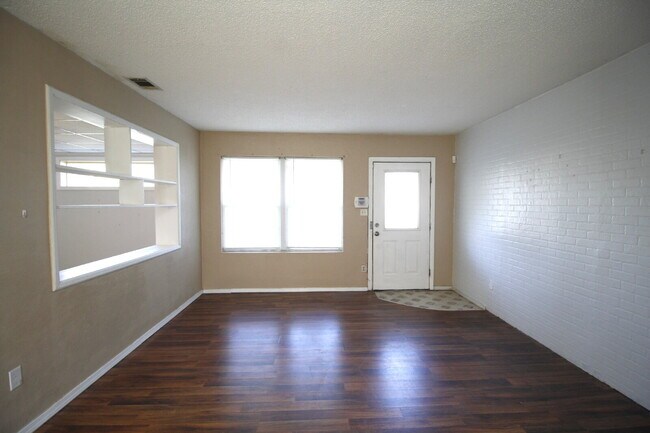 Foto del edificio - 3BR/2BA Home with Bonus Room & Fenced Yard...