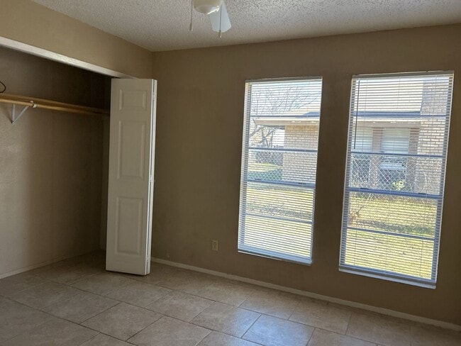 Building Photo - 2405 Shoemaker Dr