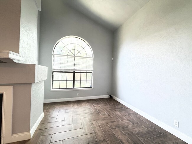 Building Photo - Updated Single Family Home with community ...