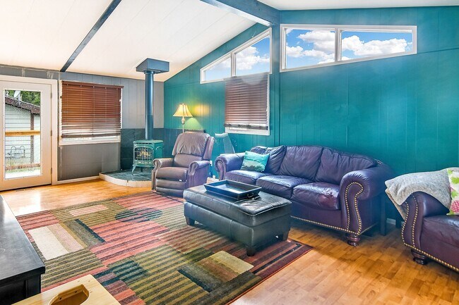 Foto del edificio - 3 Parking spots! Pets Negotiable, Open Floor Plan and Storage! Available now! Year lease!