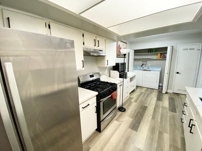 Foto del edificio - Charming Single-Story 2-Bed 2-Bath Townhou...