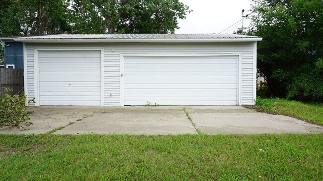 Foto del edificio - Charming Fully Remodeled Home with 4 Garage Stalls & Park Access in Central Minot