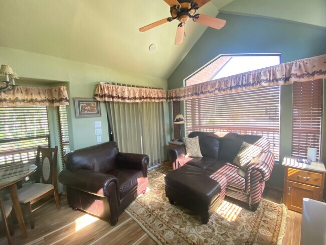 Foto del edificio - 240 Sunshine Dr