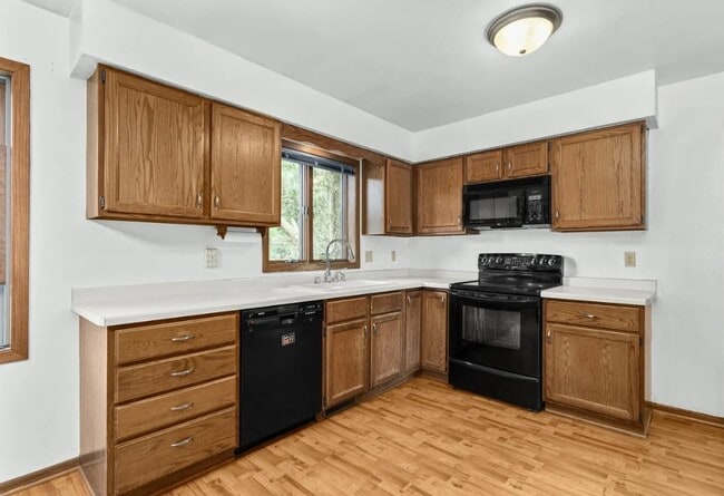 Building Photo - 704 Meadow Ct