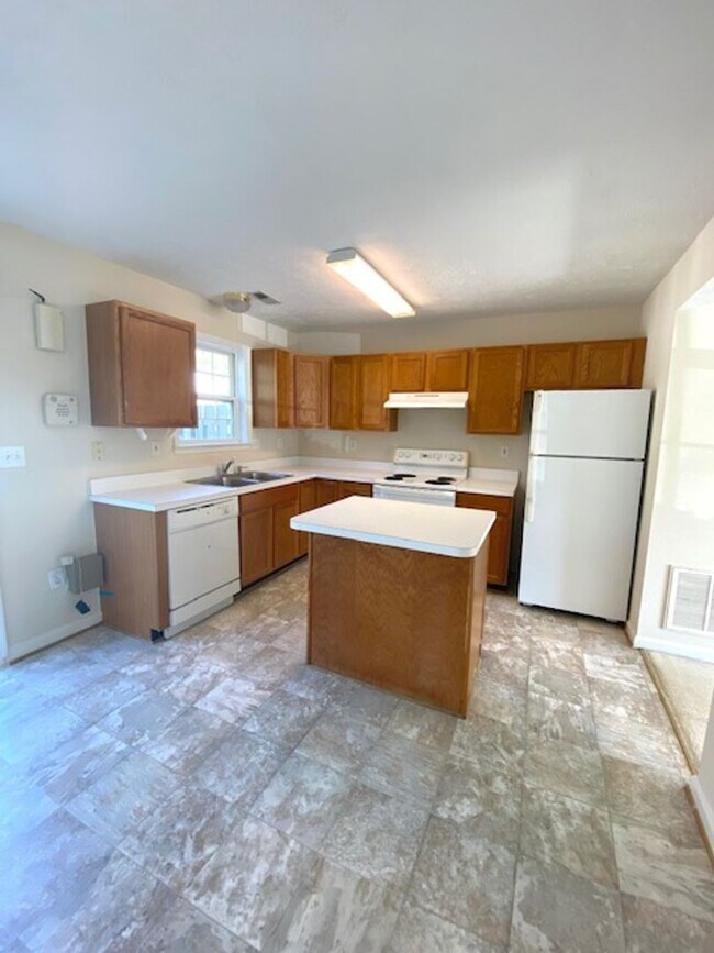 Building Photo - Brigth 2 Level Townhome in Spotsylvania