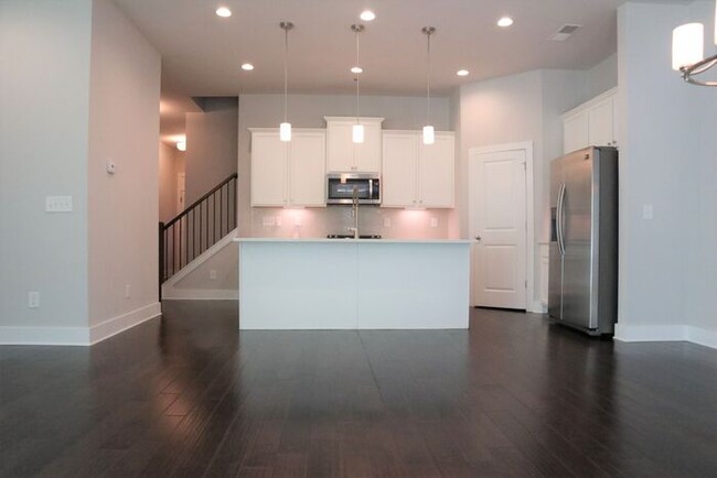 Foto del edificio - Gorgeous Sandy Springs Townhome, Hardwoods...