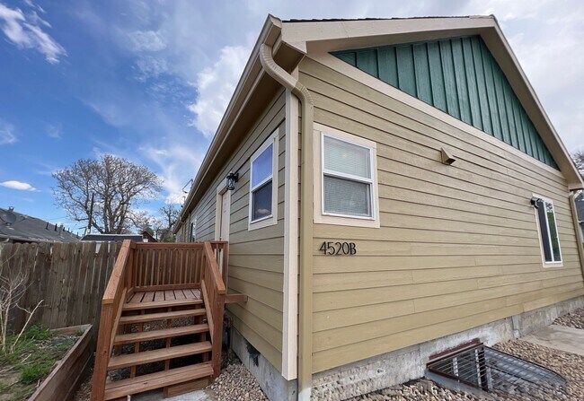 Foto del edificio - 3 Bed 1 Bath in Denver's Elyria Swansea Neighborhood!