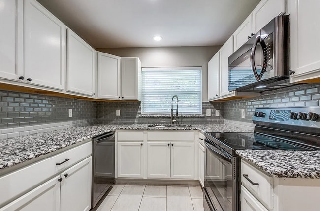 Building Photo - 915 Greenbriar Ln