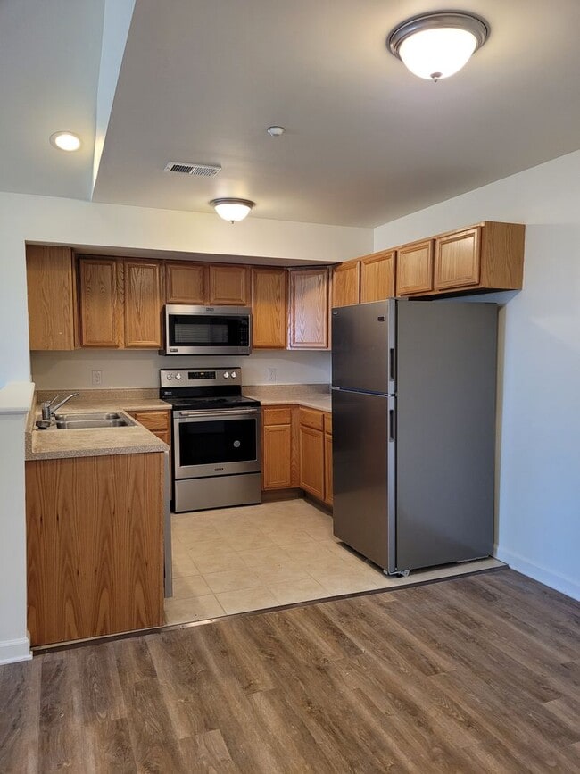 Building Photo - 670 Bassett Dr