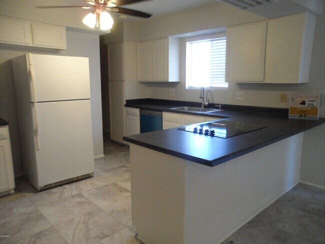 Building Photo - 3 Bedroom Glendale Home Pool Service Inclu...