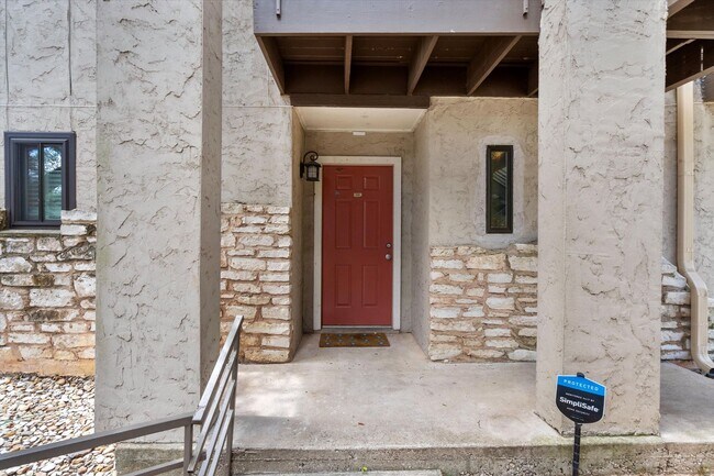 Foto del edificio - 6810 Deatonhill Dr