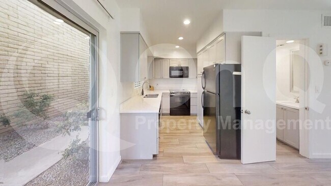 Foto del edificio - 6925 E 4th St