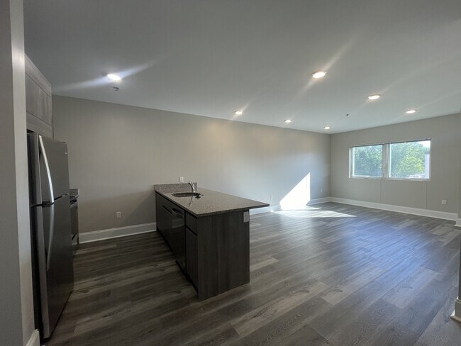 Building Photo - 330-350 Pleasant St. Unit 234
