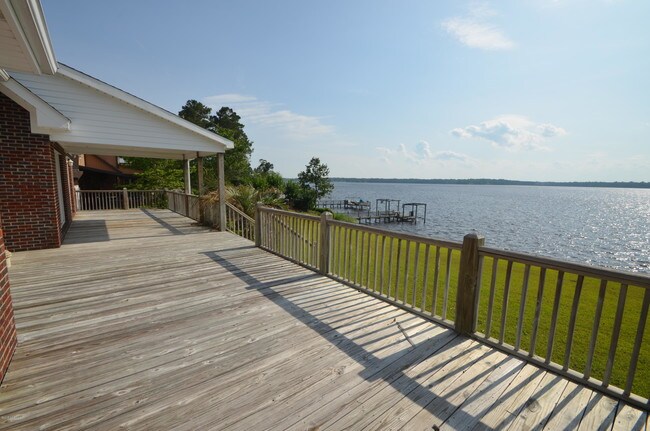 Building Photo - 136 White Oak Bluff Rd