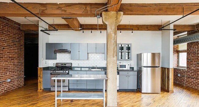 Building Photo - Luxurious 1-Bedroom Apartment with Parking...